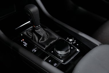 Novosibirsk, Rusya 30 Eylül 2019 Mazda 3, şanzıman. Arabanın otomatik vites kutusu, arabanın içi.
