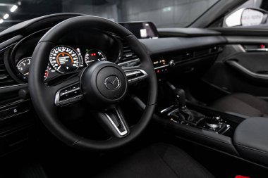 Novosibirsk, Rusya 30 Eylül 2019: Mazda 3, Siyah Lüks Araba İçi - gösterge paneli, oyuncu, direksiyon, hız göstergesi