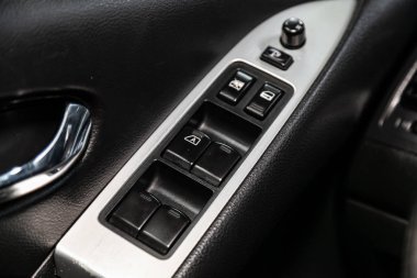 Novosibirsk, Rusya, 07 Eylül 2019: Nissan Murano, yeni modern bir arabanın kapı kontrol panelini kapatın. Pencere kontrol paneli, kapı kilidi düğmesi ve ayna kontrollü kol dinlenmesi. 