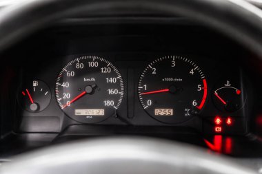 Novosibirsk, Rusya 07 Eylül 2019: Nissan Devriyesi, Kilometre, kilometre sayacı, takometre, yakıt seviyesi ile Araç Araç Otomobili panelini kapat