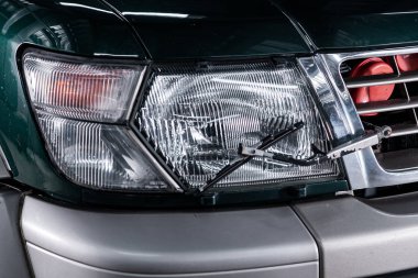 Novosibirsk, Rusya 07 Eylül 2019: Nissan Devriyesi, Macro modern araba ksenon lamba feneri manzarası, tampon. Modern bir arabanın dışı. 