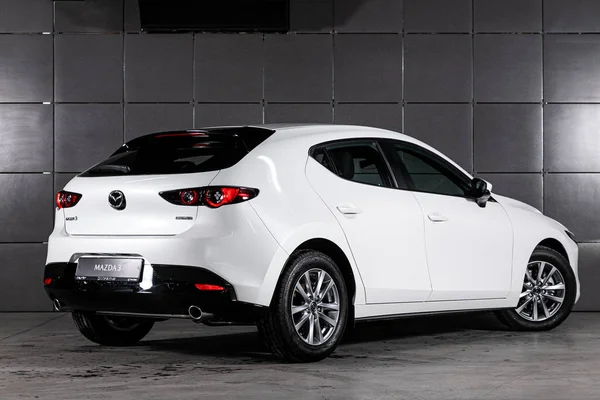Novosibirsk, Rusya 30 Eylül 2019 Mazda 3, beyaz Mazda 3, arka görüş. Novosibirsk 'te bir otoparkta Japonya' da yapılmış modern bir hatchback 'in fotoğrafı.