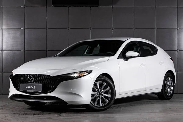 Novosibirsk, Rusya 30 Eylül 2019: beyaz Mazda 3, ön görüş. Novosibirsk 'te bir otoparkta Japonya' da yapılmış modern bir hatchback 'in fotoğrafı.