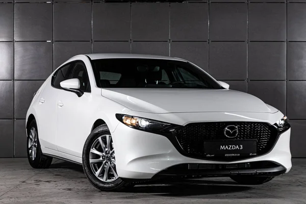 Novosibirsk, Rusya 30 Eylül 2019: beyaz Mazda 3, ön görüş. Novosibirsk 'te bir otoparkta Japonya' da yapılmış modern bir hatchback 'in fotoğrafı.