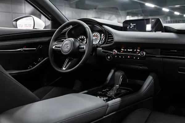 2019年9月30日 俄罗斯Novosibirsk Mazda Black Luxury Car Interior Steering Wheel Shift — 图库照片