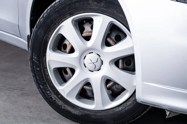 Novosibirsk 2019 Mitsubishi Lanser Close Bumper Alloy Wheel Trap Break — 스톡 사진