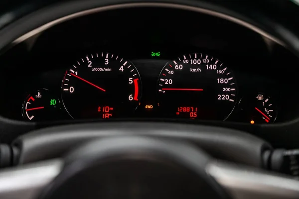 러시아 노보시비르스크 2019 Nissan Pathfinder 자동차 패널을 Oometer 쾌속계 Tachometer — 스톡 사진