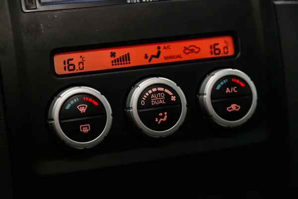 2019年9月7日 俄罗斯Novosibirsk Nissan Pathfinder Car Vehicle Interior Visible Climate Controls — 图库照片
