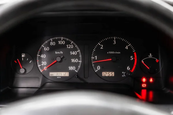 2019年9月7日 Nissan Patrol Close Instrument Car Panel Odometer Speed Ometer — 图库照片
