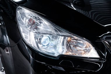 Modern araba xenon lamba far, tampon, tekerlek makro görünümü. Modern bir ca dış