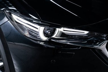 Modern araba xenon lamba far, tampon, tekerlek makro görünümü. Modern bir ca dış