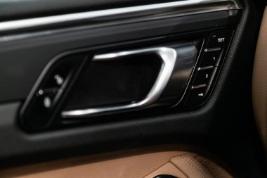 Siyah koltuk ayarlama düğmeleri siyah panelde, ticari işaret yok.