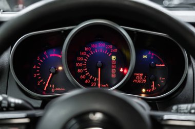 Novosibirsk, Rusya 11 Eylül 2019: Mazda Cx-7, Kilometre, kilometre sayacı, hız göstergesi, takometre, yakıt seviyesi
