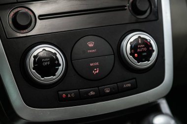 Novosibirsk, Rusya 11 Eylül 2019: Mazda Cx-7, Araç, görünür iklim kontrolleri ile araç içi, cihaz panel parçasının ayarlanması 