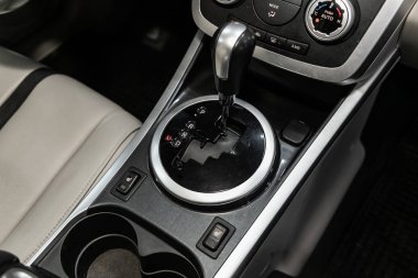 Novosibirsk, Rusya 11 Eylül 2019: Mazda Cx-7, hızlandırıcı kolu ve düğmeleri yakın çekim. Arabanın otomatik vites kutusu, arabanın içi.