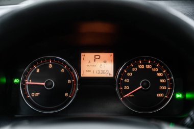 Novosibirsk, Rusya 11 Eylül 2019: Actyon Ssangyong, Kilometre, hız göstergesi, takometre, yakıt seviyesi