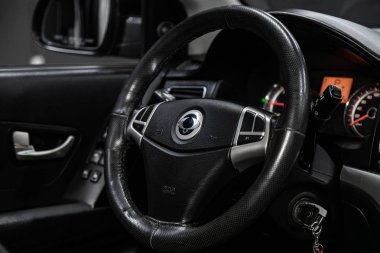 Novosibirsk, Rusya 11 Eylül 2019: Actyon Ssangyong, Siyah Lüks Araba İçi - gösterge paneli, oyuncu, direksiyon, hız göstergesi