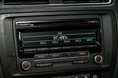 Novosibirsk, Rusya 11 Eylül 2019: Volkswagen Jetta, ses oynatıcı ve diğer aygıtlardan oluşan araç kontrol paneli 