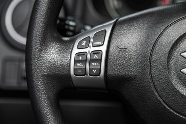 Novosibirsk, Rusya 11 Eylül 2019: Suzuki Sx-4, telefon ayarları ve ses ayarlarıyla Multiwheel 'e yakın çekim. Novosibirsk 'te park halindeki modern bir arabanın fotoğrafı. modern araba iç mimarisi
