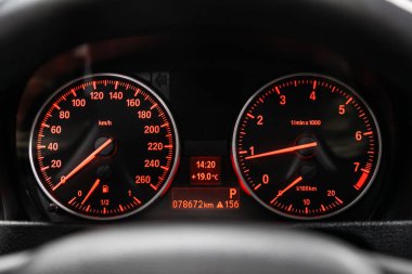 Novosibirsk, Rusya 11 Eylül 2019: Bmw X1, Kilometre, hız göstergesi, takometre, yakıt seviyesi