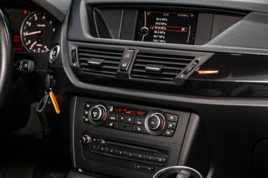 Novosibirsk, Rusya 11 Eylül 2019: Bmw X1, Araç İçi - direksiyon, vites kolu, multimedya sistemi, sürücü koltukları ve gösterge paneli
