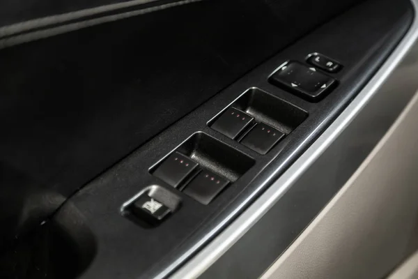 2019年9月11日 俄罗斯Novosibirsk Mazda 关闭一辆新型现代汽车的门控面板 扶手休息与窗口控制面板 门锁按钮 和镜像控制 — 图库照片