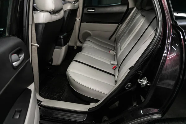 2019年9月11日 俄罗斯Novosibirsk Mazda 皮革室内设计 轿车乘客和司机座椅 安全带 — 图库照片