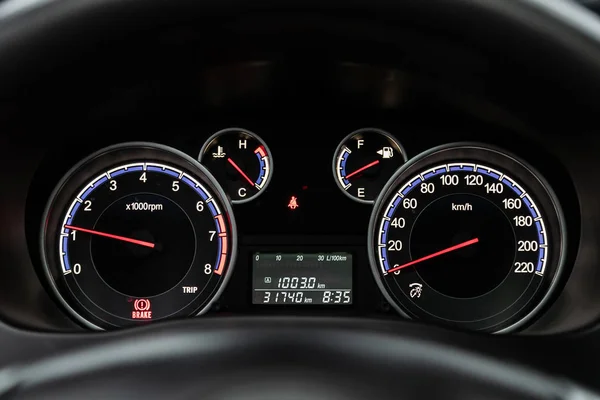 Novosibirsk ロシア2019年9月11日 スズキSx Odometer 速度計 タコメータ 燃料レベルの計装自動車パネルを閉じる — ストック写真