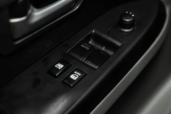 2019年9月11日 俄罗斯Novosibirsk Suzuki 新款现代汽车门控面板的关闭 扶手休息与窗口控制面板 门锁按钮 和镜像控制 — 图库照片