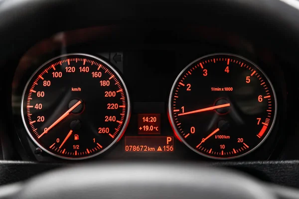 Novosibirsk ロシア2019年9月11日 Bmw Odometer 速度計 タコメータ 燃料レベルの計装自動車パネルを閉じる — ストック写真