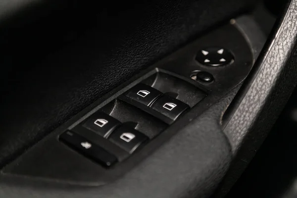 2019年9月11日 俄罗斯Novosibirsk Bmw 在一辆新的现代汽车上关闭了一个门控面板 扶手休息与窗口控制面板 门锁按钮 和镜像控制 — 图库照片