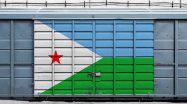 Cibuti bayrağına sahip büyük metal kilide sahip konteynır yük vagonunun ön görüntüsü. İhracat-ithalat, ulaşım, malların ulusal teslimatı ve demiryolu taşımacılığı kavramı.