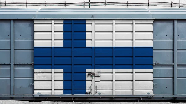 コンテナ列車のフロントビューフィンランドの国旗が付いた大きな金属製のロックを持つ貨物車 輸出入 商品や鉄道輸送の国内配送の概念 — ストック写真
