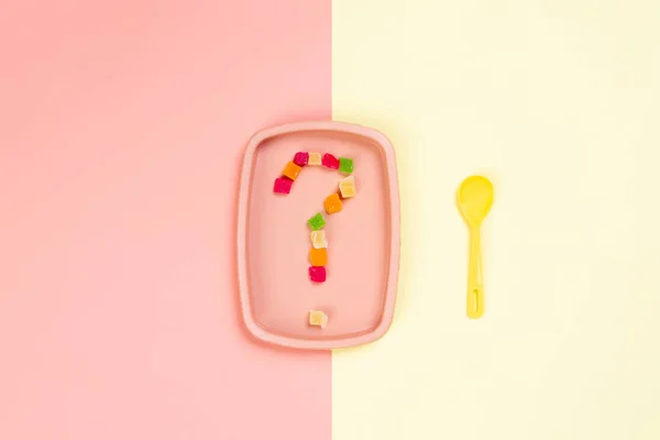 설탕에 파인애플의 물음표와 노란색 분홍색 배경에 노란색 숟가락인 플라스틱 플레이트와 — 스톡 사진