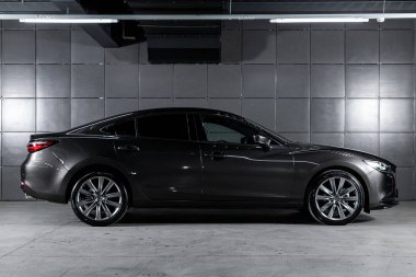 Novosibirsk, Rusya 4 Ekim 2019: Yeni siyah Mazda 6, yan görüş. Novosibirsk 'te bir otoparkta Japonya' da yapılmış modern bir sedan.