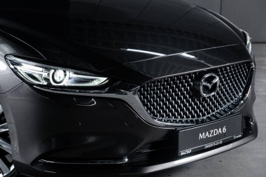 Novosibirsk, Rusya, 4 Ekim 2019: Yeni Mazda 6, far, tampon, tekerlek. Novosibirsk 'te park halindeki modern bir arabanın fotoğrafı.