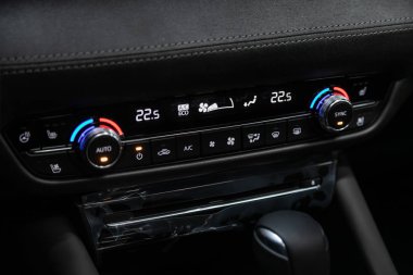Novosibirsk, Rusya 4 Ekim 2019: Mazda 6, görünür iklim kontrollü araç içi, alet panelinin parçasının ayarlanması 