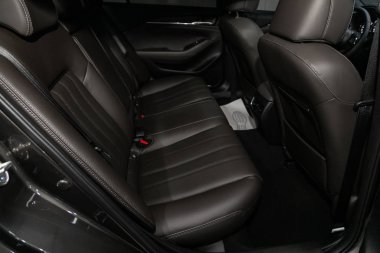 Novosibirsk, Rusya 4 Ekim 2019: Mazda 6, Deri iç tasarım, araç yolcuları ve emniyet kemeri olan sürücü koltukları. 
