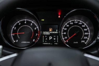 Novosibirsk, Rusya 4 Ekim 2019: Mitsubishi Asx, Kilometre, kilometre sayacı, hız göstergesi, takometre, yakıt seviyesi