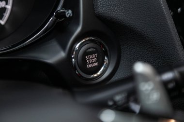 Novosibirsk, Rusya, 4 Ekim 2019: Mitsubishi Asx, start stop düğmesine yakın çekim. modern araba iç mimarisi  