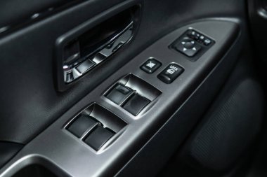 Novosibirsk, Rusya, 4 Ekim 2019: Mitsubishi Asx, yeni modern bir arabanın kapı kontrol panelini kapatın. Pencere kontrol paneli, kapı kilidi düğmesi ve ayna kontrollü kol dinlenmesi. 