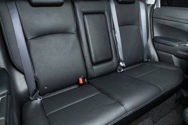 Novosibirsk, Rusya 4 Ekim 2019: Mitsubishi Asx, Deri iç tasarım, araç yolcuları ve emniyet kemerli sürücü koltukları. 