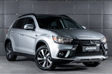 Novosibirsk, Rusya 4 Ekim 2019: Yeni gümüş Mitsubishi Asx, ön manzara. Novosibirsk 'te bir otoparkta Japonya' da yapılan modern bir geçişin fotoğrafları.