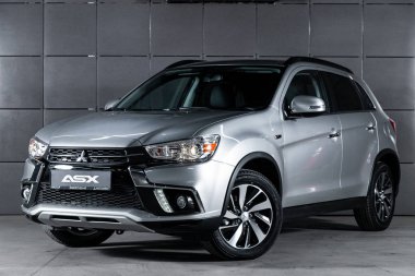 Novosibirsk, Rusya 4 Ekim 2019: Yeni gümüş Mitsubishi Asx, ön manzara. Novosibirsk 'te bir otoparkta Japonya' da yapılan modern bir geçişin fotoğrafları.