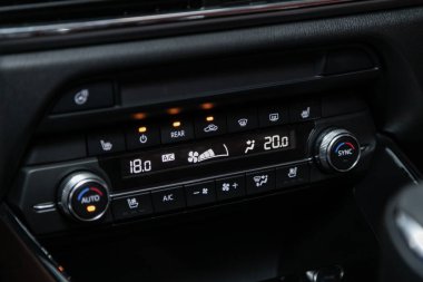 Novosibirsk, Rusya 4 Ekim 2019: Mazda Cx-9 Araç, görünür iklim kontrollü araç içi, alet panelinin parçasının ayarlanması 