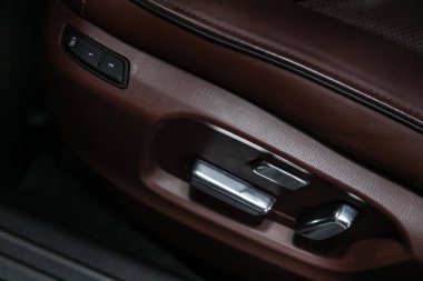 Novosibirsk, Rusya 4 Ekim 2019: Mazda Cx-9, koltuk ayarlama düğmelerine yakın çekim. modern araba iç mimarisi  