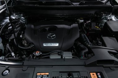 Novosibirsk, Rusya 4 Ekim 2019: Mazda Cx-9, araba motorunun ön görüntüsünü kapatın. İçten yanmalı motor, araba parçaları, ayrıştırma