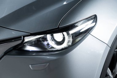 Novosibirsk, Rusya 4 Ekim 2019 Mazda Cx-9, gümüş renkli araba farları. Dış görev ayrıntıları. Modern arabanın ön farlarından birinin detaylarını kapat. 
