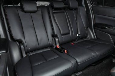 Novosibirsk, Rusya 4 Ekim 2019: Mitsubishi Eclipse Cross, Deri iç tasarım, araç yolcuları ve emniyet kemerli sürücü koltukları. 