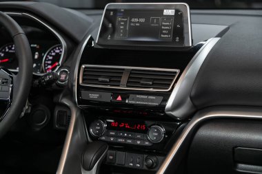 Novosibirsk, Rusya, 4 Ekim 2019: Mitsubishi Eclipse Cross, torpido gözüne yakın çekim, havalandırma, klima, oyuncu. modern araba iç mimarisi